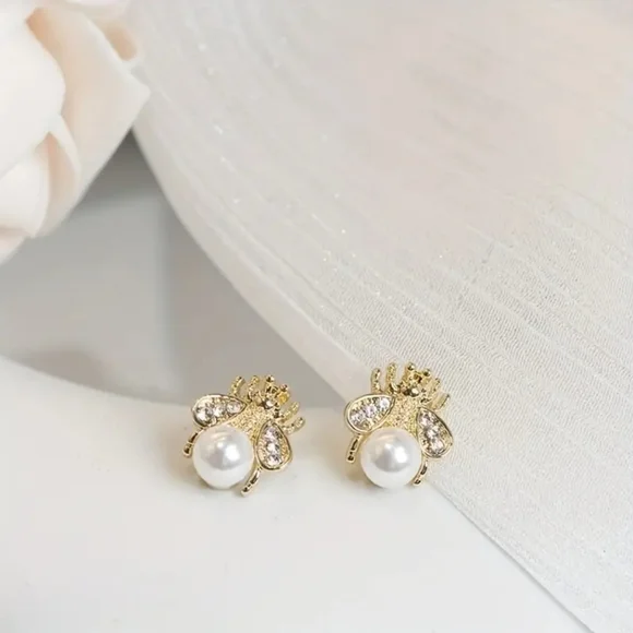 SOLD OUT NEW Bee earings with adorable pearl - Picture 3 of 8